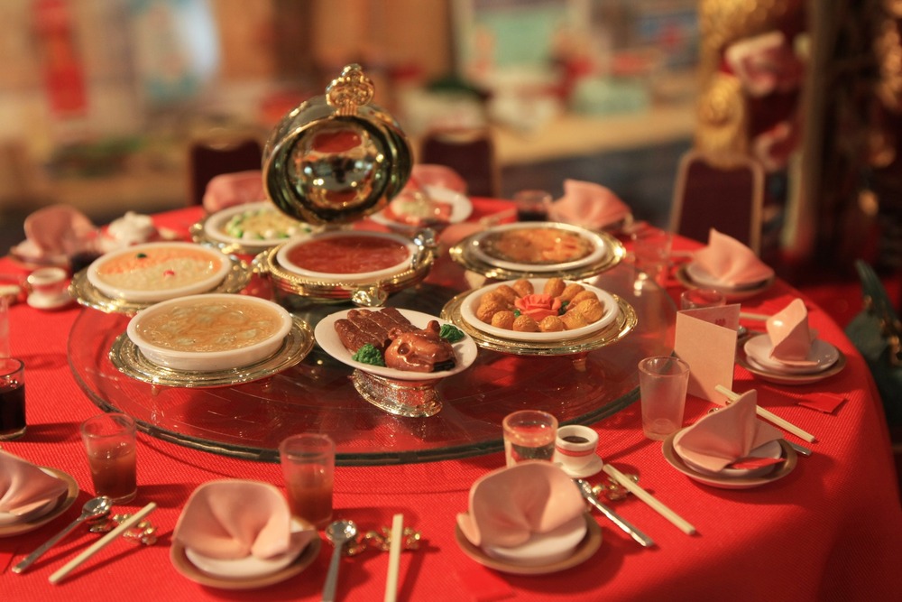 mesa redonda en restaurante oriental con mantel rojo