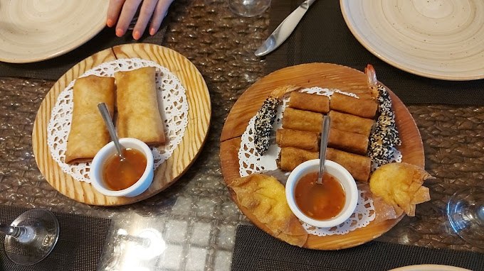 RESTAURANTE YAHO San Juan de Alicante platos de rollitos de primavera y tailandeses con su salsa agridulce